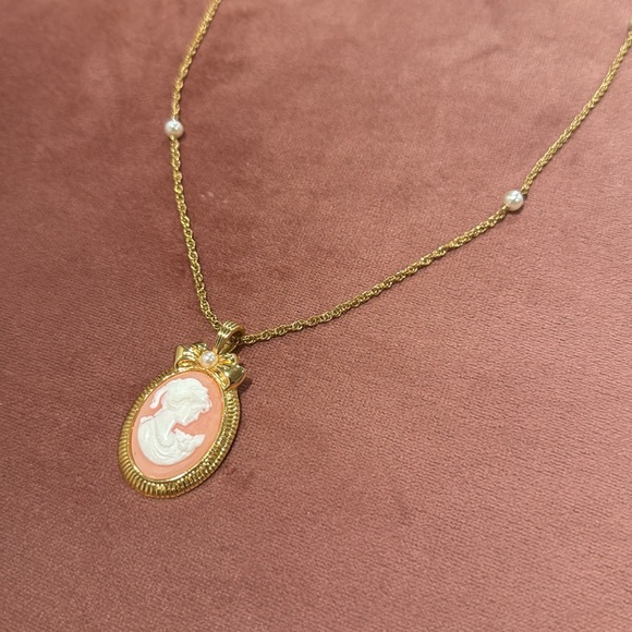 Elegant Vintage Gold Cameo Pendant Necklace. - Picture 2 of 5